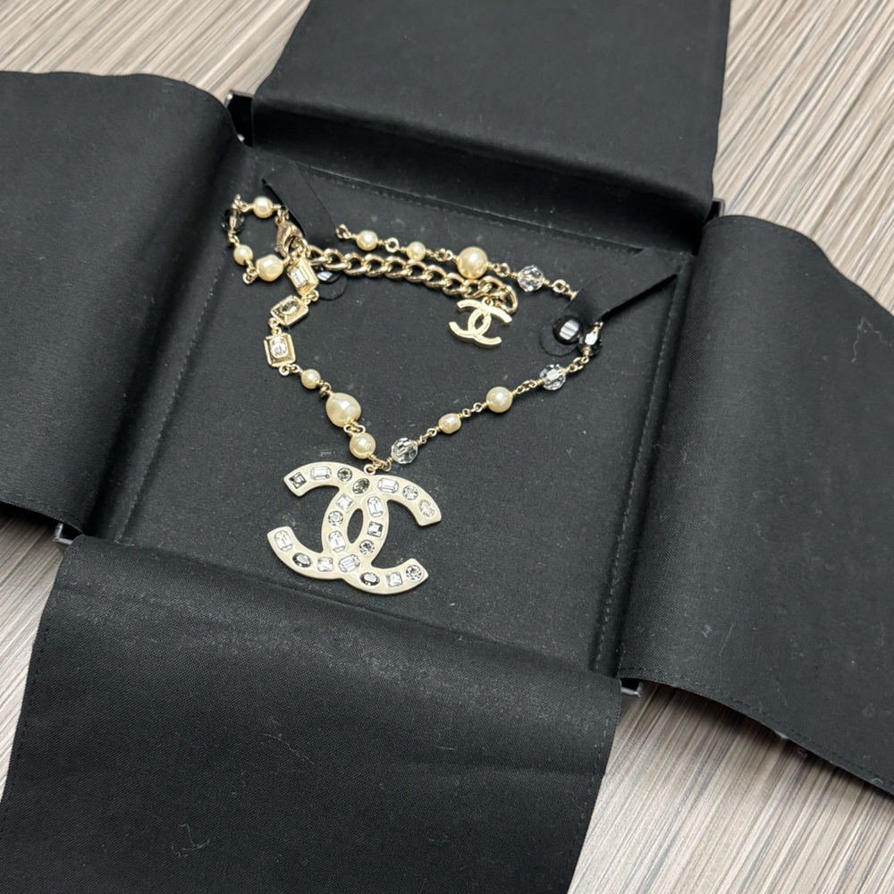 Rare Chanel necklace large CC logo pendant 2” - Picture 4 of 14